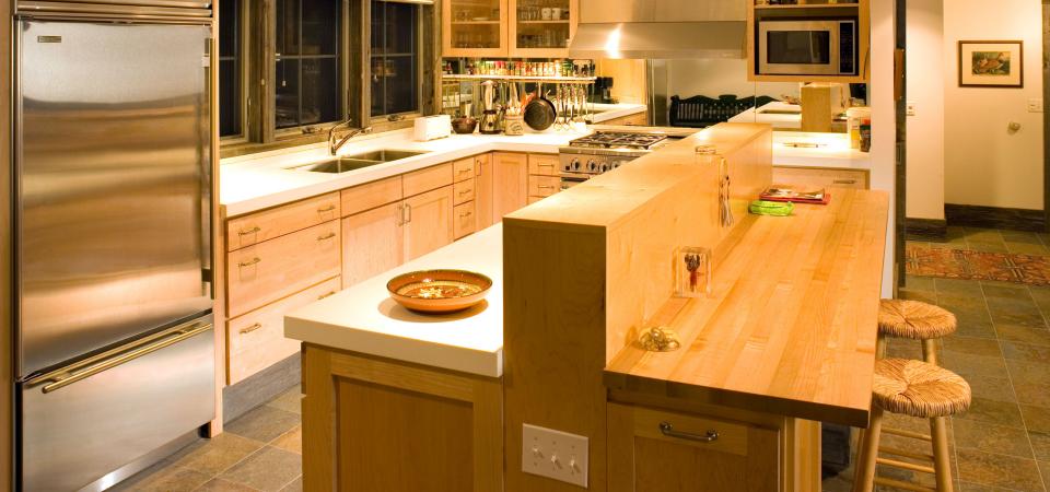 Modern kitchen and home by Dakan Enterprises. 